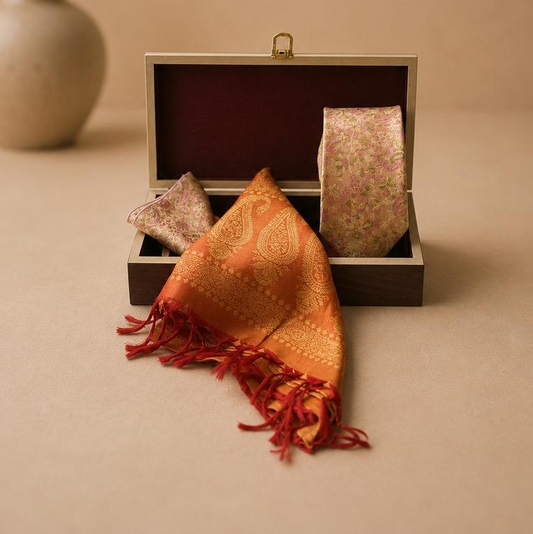 Banaras Nazaakat Gift Set, handcrafted Brocade (Banaras)